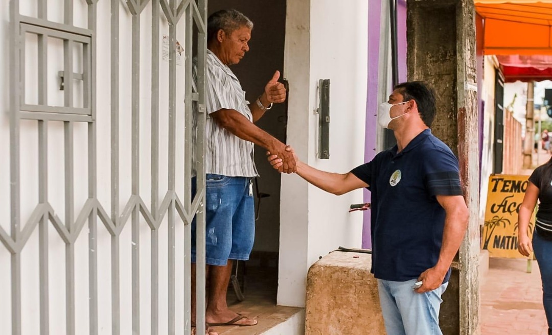 Em visita ao Rui Lino, Roberto Duarte conversa com comerciantes  e moradores